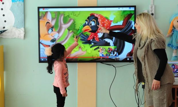 Първолаци учат български с ромски приказки