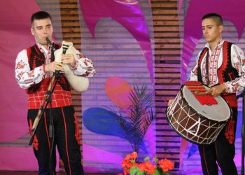 Широка лъка пее, свири и танцува