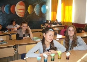 Млади еколози поддържат цветна градина