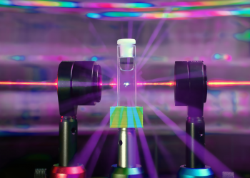 Нанофотоничен оркестър свири туист