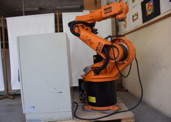 Робот влиза в аудиториите и „преподава“ на студентите