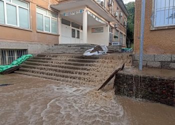 Помощ за наводнената гимназия в Карлово