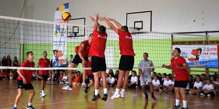 С волейбол на училище