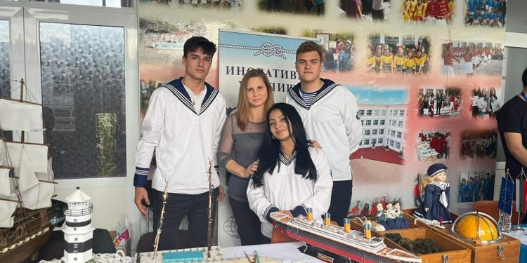 Базар на професиите в Бургас подпомага седмокласници в избора