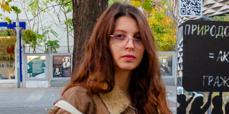 Бургаско момиче кара хората да прегръщат дървета