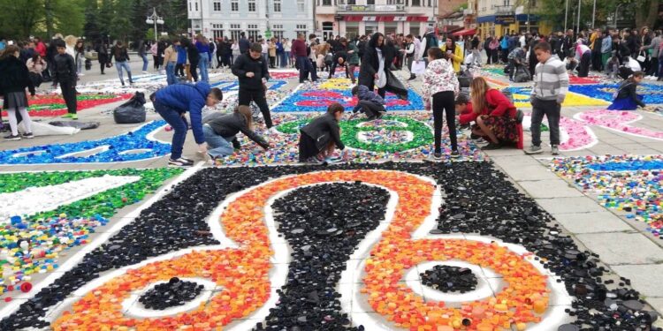 900 деца изписаха глаголицата на площада в Кюстендил