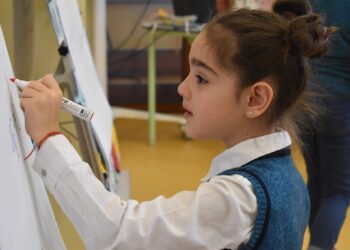 Допълнителни уроци по български език за още над 11 000 деца