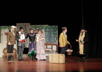 И завесата се вдига за…