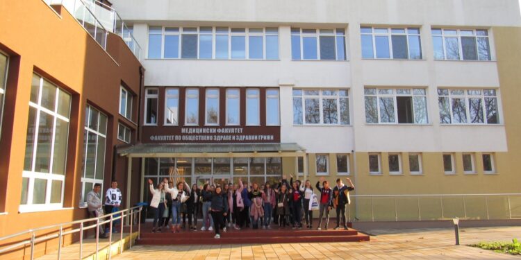 Увеличават местата за студенти по медицина