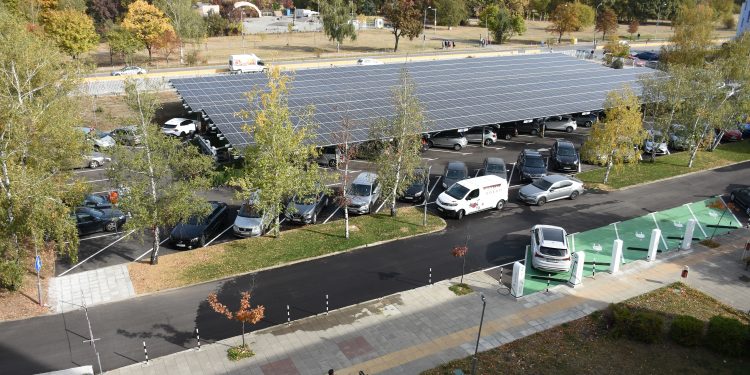 УНСС откри новия си фотоволтаичен парк