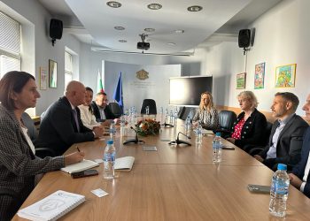 МОН ще използва световния опит при решенията за дигитализиране на образованието