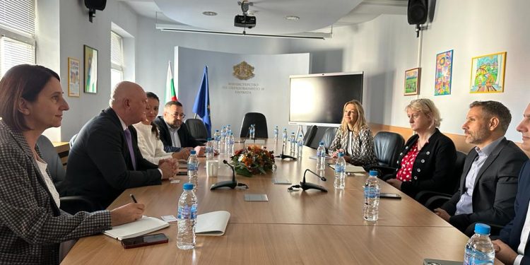 МОН ще използва световния опит при решенията за дигитализиране на образованието