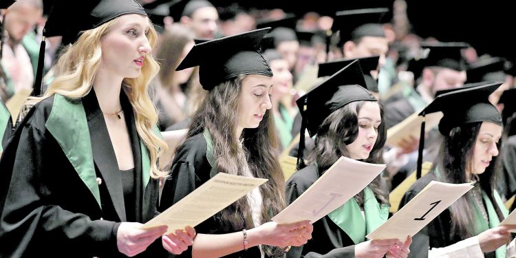 Рекорден брой възпитаници на Медицинския университет в София остават в България