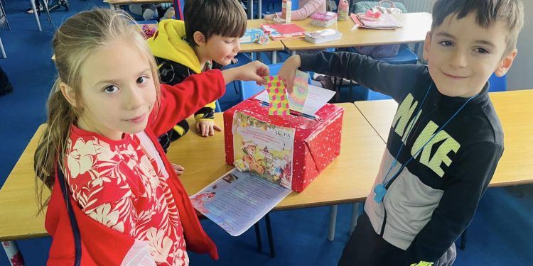 „Маратон на добротата“ в училища зад граница