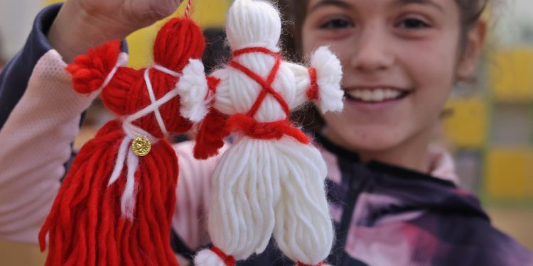 Деца от 25 училища и детски градини представят ръчно изработени мартеници на базар в МОН