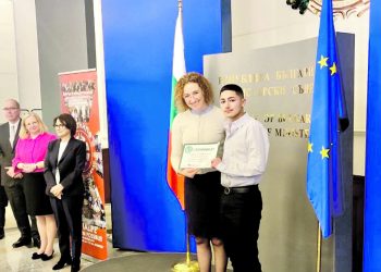 За да се чува гласът на младите: Първите училищни омбудсмани получават своите сертификати