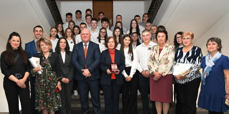 МОН се превърна в учебно предприятие