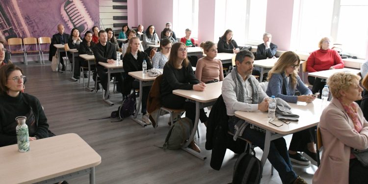 Експерти от ОИСР посетиха Софийската математическа гимназия