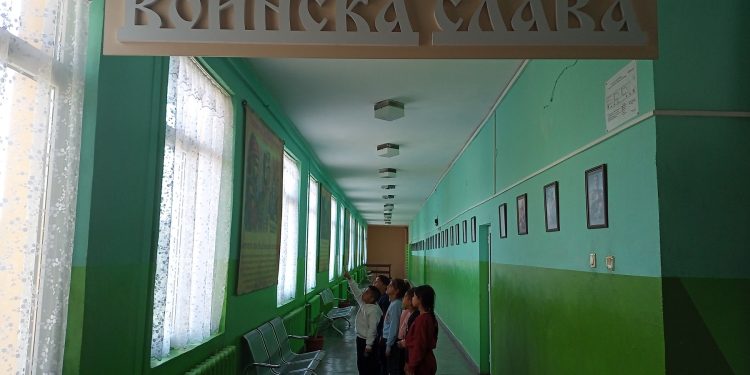 Да възпитаваш патриоти: Учениците от ОУ „Христо Ботев“ – с. Невестино, вървят по коридор на българската войнска слава