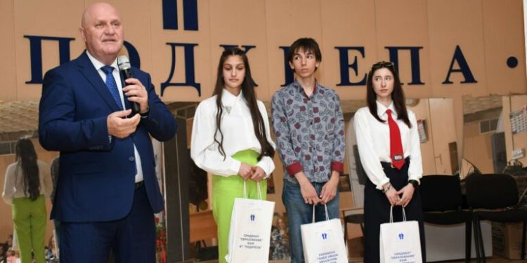 Министър Цоков награди учениците с най-добри есета в конкурса „На учителя с любов“