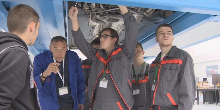 Пет висши училища въвеждат дуалното обучение