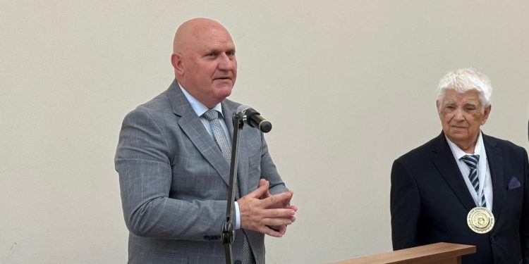 Министър Цоков връчи на проф. Петър Балкански плакет на МОН за принос в образованието