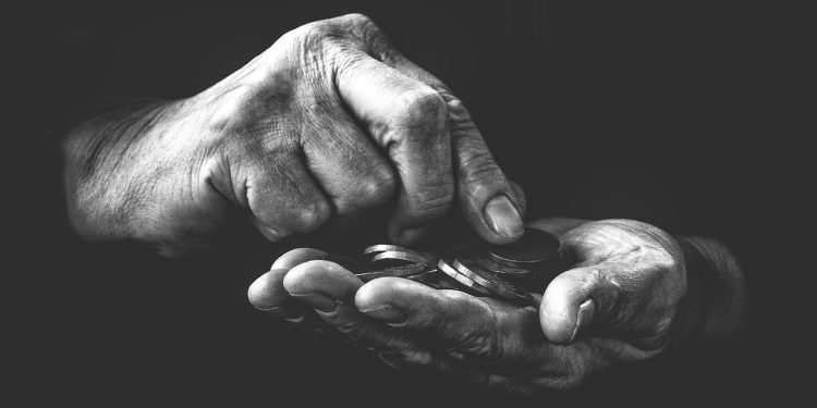 Трябва ли да ни съкратят, ако сме придобили право на пенсия?