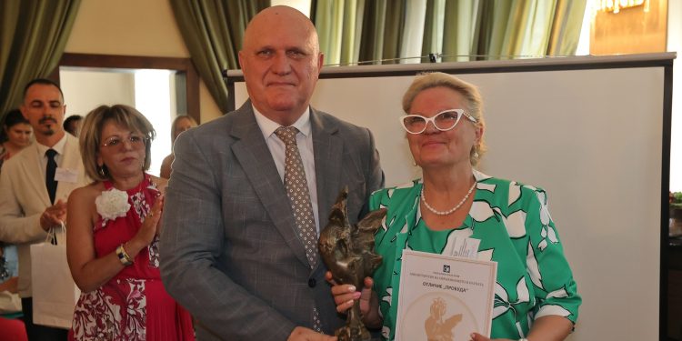 Петя Димитрова-Цанева, председател на УС на Асоциацията на българските училища в чужбина: Неделните училища са центрове на българската общност зад граница