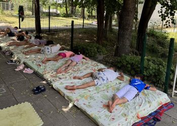 Дрямка в двора на 79. ДГ „Слънчице“