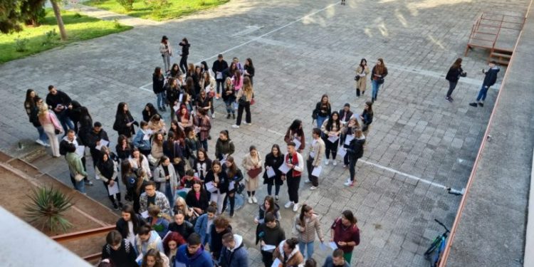 Родителите с ученика при записването в гимназия