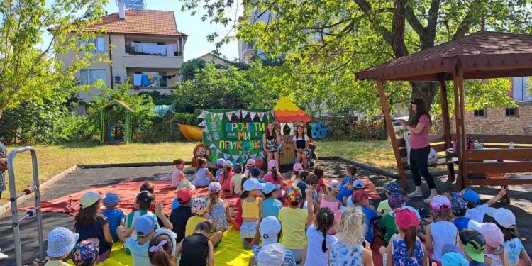 Тийнейджъри четат приказки в бургаски детски градини