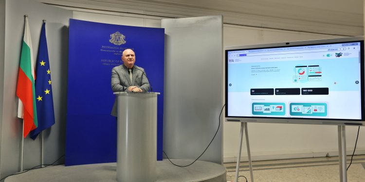 Висшист у нас получава средно 2523 лв.