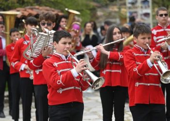 С байрак и музика в сърцата