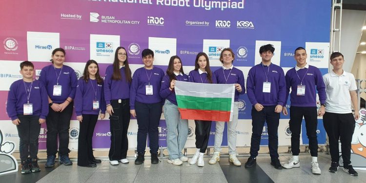 Ученици от Бургас с медали от международната олимпиада по роботика в Южна Корея