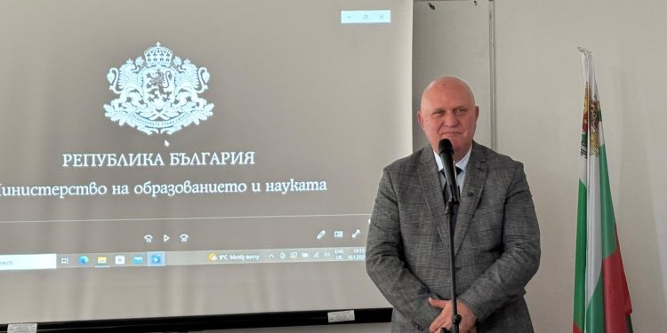 Служебният министър на образованието и науката проф. Галин Цоков разговаря по темата за наркотиците с гимназисти от Езиковата гимназия "Пловдив". Събитието се проведе по инициатива на Ученическия парламент на училището, чиито възпитаници изразиха желание да се включат в кампанията на МОН "Просто кажи "НЕ"