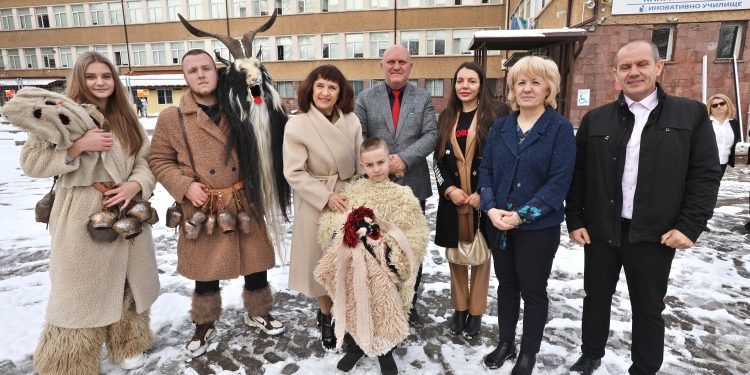 Министър ГалинЦоков направи първа копка за изграждането на пристройка с 8 модерно оборудвани класни стаи на Софийската професионална гимназия „Княгиня Евдокия“