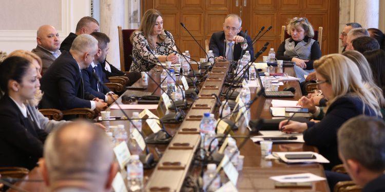 Парламентарната комисия по образованието и науката прие на първо гласуване предложения законопроект за държавния бюджет на страната за 2025 г.