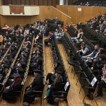 Абсолвенти в зала в университет