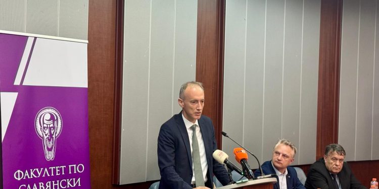 Промените на учебните програми по литература обсъдиха експерти на кръгла маса, организирана от Факултета по славянски филологии на Софийския университет