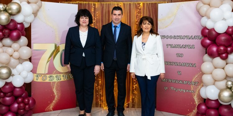 Професионалната гимназия по икономика и мениджмънт в Пазарджик отбелязва 70-годишнина