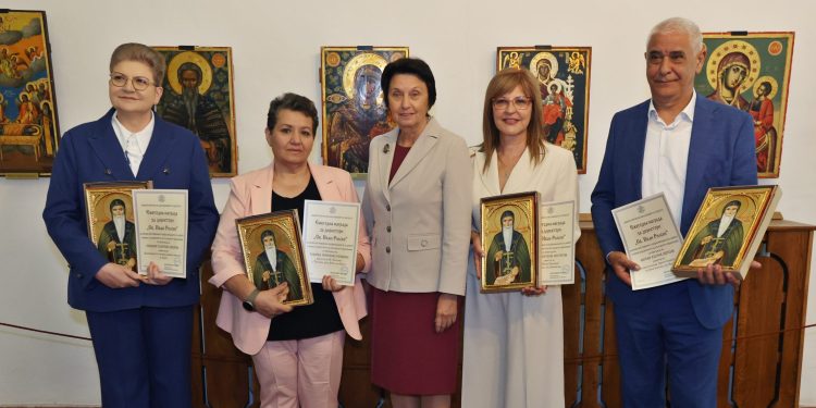 Четири директори бяха отличени от МОН с годишните награди "Св. Иван Рилски". Тази година те бяха връчени от заместник-министъра на образованието и науката д-р Емилия Лазарова на церемония в Рилския манастир