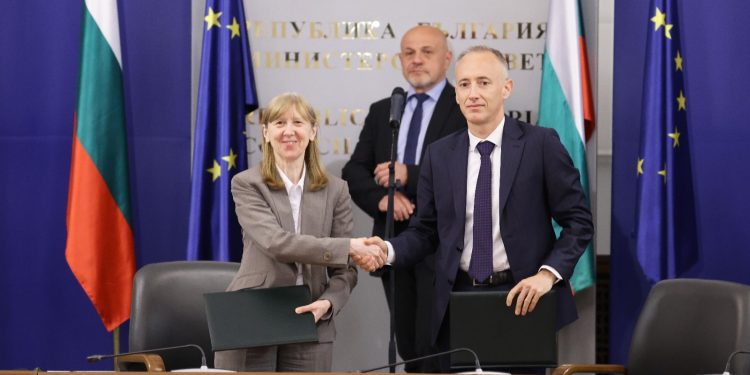 Световната банка ще подпомага България за по-ефективното използване на информационните ресурси в образованието. Това става по силата на подписаното от министъра на образованието и науката Красимир Вълчев и вицепрезидента на международната институция за Европа и Централна Азия Антонела Басани споразумение „Укрепване на изготвянето и използването на данни за по-добри резултати от обучението в България“