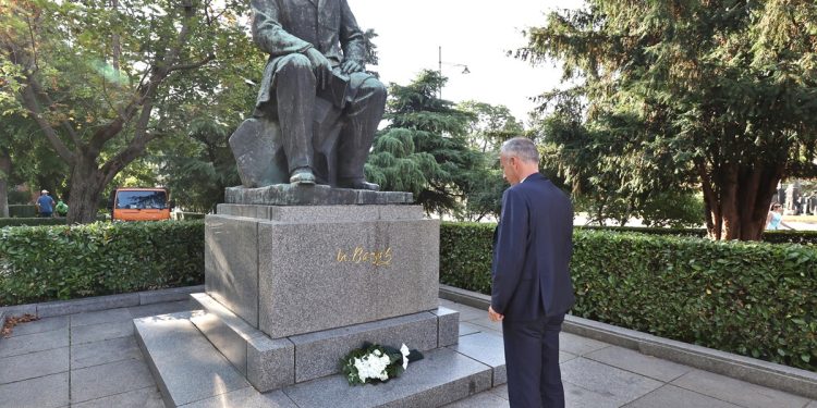 Снимка на броя: Цветя за Вазов