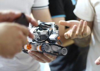 Деца ще създават роботи, крачкомери и алармени системи