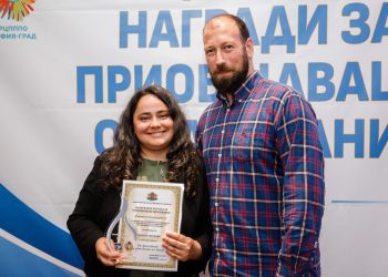 Ресурсен учител учи децата как да общуват с „различните“ от тях