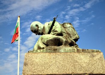 Скърбящият воин пази паметта на героите от 1885 г.