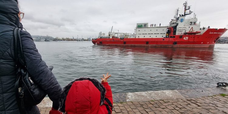 Българският научноизследователски кораб „Св. св. Кирил и Методий“ бе изпратен с тържествена церемония на Морската гара във Варна за своята четвърта експедиция до Антарктида. Очаква се той да хвърли котва пред антарктическата ни база „Св. Климент Охридски“ на остров Ливингстън в края на декември, според капитана на плавателния съд Радко Муевски. По пътя си корабът ще посети в средата на декември аржентинското пристанище Мар дел Плата. Има вероятност да посети и аржентинското пристанище Ушуая – най-големия в архипелага Огнена земя. Освен това се очаква при това плаване за първи път корабът да посети и Пунта Аренас, Чили. По план екипажът трябва да се завърне у дома в средата на април 2026 г. В рамките на 34-тата българска полярна експедиция с кораба „Св. св. Кирил и Методий“ на о. Ливингстън ще бъдат доставени обзавеждане и оборудване за открития през миналата година лабораторен комплекс, необходимото за всички научноизследователски проекти, сглобяема сграда за сеизмична и метеорологична лаборатория, материали и провизии за базата. С полярния ни кораб ще бъде подсигурена дейността на учените както в района на остров Ливингстън, така и на Южните Шетландски острови. Както досега, ще има съвместна дейност с Испанската атлантическа програма и с екипи от други държави. Планира се корабът отново да стигне до Антарктическия полуостров и до близка аржентинска база. При изпращането на кораба председателят на Българския антарктически институт и ръководител на 34-тата национална антарктическа експедиция проф. Христо Пимпирев заяви, че родни изследователи ще стъпят и на Антарктическия полуостров, предава БТА. Той посочи, че акцентът на експедицията тази година е основно върху научните изследвания. „Антарктида е като друга планета, тя е Белият Марс, а новата лаборатория ще даде възможност за изследвания в областта на всички науки“, посочи проф. Пимпирев. Той уточни, че оборудването позволява пробите, които се взимат в много специфична среда, вече да се изследват на място. Първата група от 34-тата българска антарктическа експедиция отпътува за Ледения континент на 6 ноември с полет от София. Маршрутът на полярниците включва полети до Пунта Аренас и Магелановия пролив в Южна Америка, откъдето ще се качат на борда на чилийския военен кораб „Ахилес“. След преминаване през пролива Дрейк и достигане до база „Св. Климент Охридски“ те ще я подготвят след зимните месеци и ще започнат работата по научни и логистични проекти. В първата група са биологът доц. д-р Симона Георгиева от Института по биоразнообразие и екосистемни изследвания (ИБЕИ) – БАН и д-р Борислава Маргаритова от Биологическия факултет на Софийския университет, които ще изпълняват проекти от Националната програма за полярни изследвания, финансирана от МОН, както и командирът на базата Камен Недков, д-р Цветан Василев, механиците Владимир Гигов и инж. Любен Любенов, електроинженерът Красимир Кръстев, лодководачът Елка Василева, логистиците Анастас Абаджиев и Александър Найденов и готвачът Самуил Челебиев. В Пунта Аренас към групата българи ще се присъединят още четирима учени биолози – проф. Жозе Хавиер и д-р Жосе Секо от Университета в Коимбра, Португалия, ас. Емили Спероу от Университета „Бейлор“ и Ариел Лийхи, докторант от Университета на Род Айлънд, САЩ. Проектът, по който ще работят, е насочен към биоразнообразието в Южния океан. Целта на учените е да установят как да съхранят различните видове, тъй като животинският свят е много чувствителен на климатичните промени. Научната програма на експедицията се финансира изцяло от Национална научна програма за полярни изследвания „От полюс до полюс“. През настоящата кампания ще се реализират общо 25 научни проекта, от които 15 са на български екипи от Софийския и Техническия университет и институти към БАН, в областта на микробиологичните изследвания, морската биология, медицината, социологията, космическите изследвания и океанологията. Ще продължат системните наблюдения на полярната околна среда, предвид климатичните промени. Продължава и проектът за изследване на слънчевата активност, както и изследване на потенциални залежи от ценни елементи и минерали. Мащабен проект е изследването на физикохимията на морската вода и теченията между островите на Южношетландския архипелаг и на пролива Бренсфийлд, който разделя Южните Шетландски острови от континента. Той ще се осъществи с подкрепата и участието на учени от институт в Хамбург, Германия. Германските партньори са осигурили модерна апаратура, която е монтирана на българския кораб. Проучванията ще дадат възможност да бъде изяснено колко се повишава морското ниво и скоростта на разтапяне на ледниците. Продължава участието на учени от Обединени арабски емирства, като през предстоящата експедиция се планира да се построи малка съвместна научна лаборатория за изследване на климатичните промени. Във втората част на експедицията ще работят и учени от Еквадор и Колумбия. Сред задачите на учените при тази експедиция ще бъдат и геологичните проучвания, които трябва да установят дали в района има наличие на редкоземни елементи и минерали.