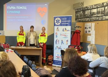 Парамедици обучават учители и ученици в първа помощ